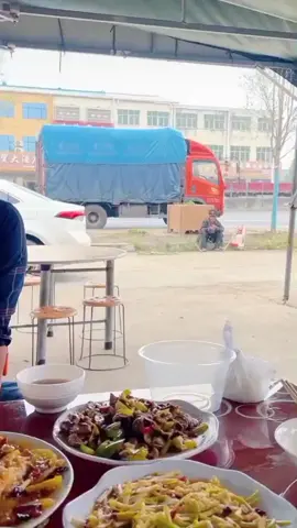 钓鱼回来路上!人人都有困难的时候!