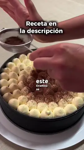 ✨ Comenta “COMBO” si quieres aprender más de 200 recetas irresistibles que no solo se venden, ¡sino que se agotan! 🍰 Aquí te dejo la receta completa del Tiramisú clásico italiano que enamora a todos ☕🍫 ⸻ 🧁 Ingredientes: Para la crema: • 125 g de yemas • 120 g de azúcar • 40 g de agua • 3 g de gelatina sin sabor • 20 g de crema de leche • 500 g de mascarpone • 350–400 g de crema de leche para montar Para la base: • Bizcochos de soletilla (savoiardi) • Café fuerte (cantidad necesaria) Para decorar: • Cacao amargo al gusto ⸻ 👩‍🍳 Preparación resumida: 1️⃣ Cocina el azúcar con el agua hasta que hierva y viértelo sobre las yemas mientras bates. 2️⃣ Agrega la gelatina disuelta en crema caliente. 3️⃣ Incorpora el mascarpone y mezcla hasta obtener una crema lisa. 4️⃣ Añade la crema batida con movimientos envolventes. 5️⃣ Remoja los bizcochos en café, alterna capas con crema y refrigera 6 horas. 6️⃣ Espolvorea cacao antes de servir. ⸻ 💬 Guarda este Reel para hacerlo después