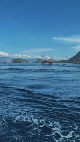 #fyp #sunset #labuanbajo #padarislandkomodo #kapalphinisilabuanbajo ⛵️🌊🌴