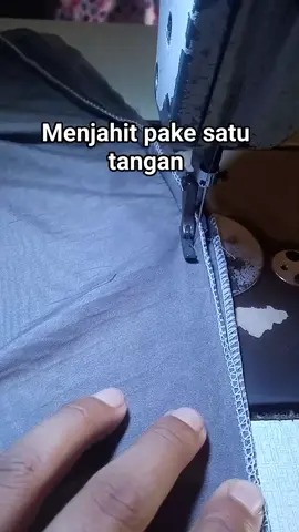 menjahit menggunakan sekil.pake satu tangan