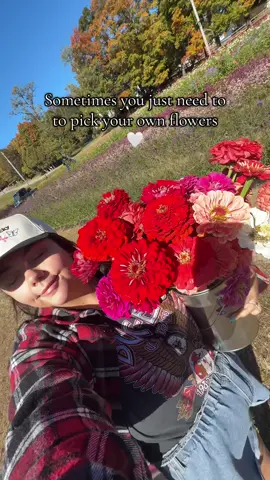 enjoying the little things in life help me slow down and have more appreciation for what I have 🥰 #plussize #happy #flowers #trending #fallaesthetic 