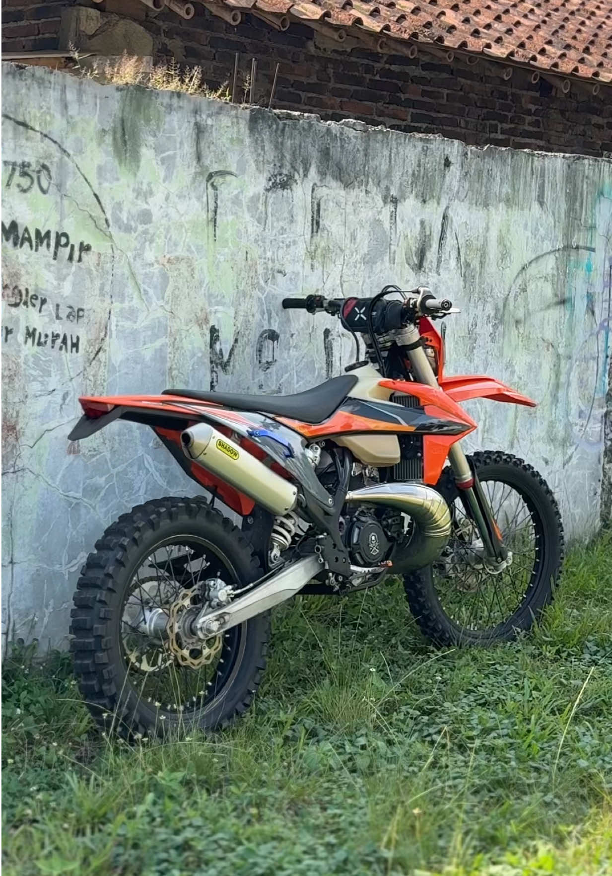 Unit istimewah bossku❗️ KTM Regular 2021  Jam nya masih 57 jam 115 juta bisa nego Lok Purbalingga Jateng WA 081-331133-28 #teamshadow #shadowindustri #ktm #ktm300 #ktm2021 