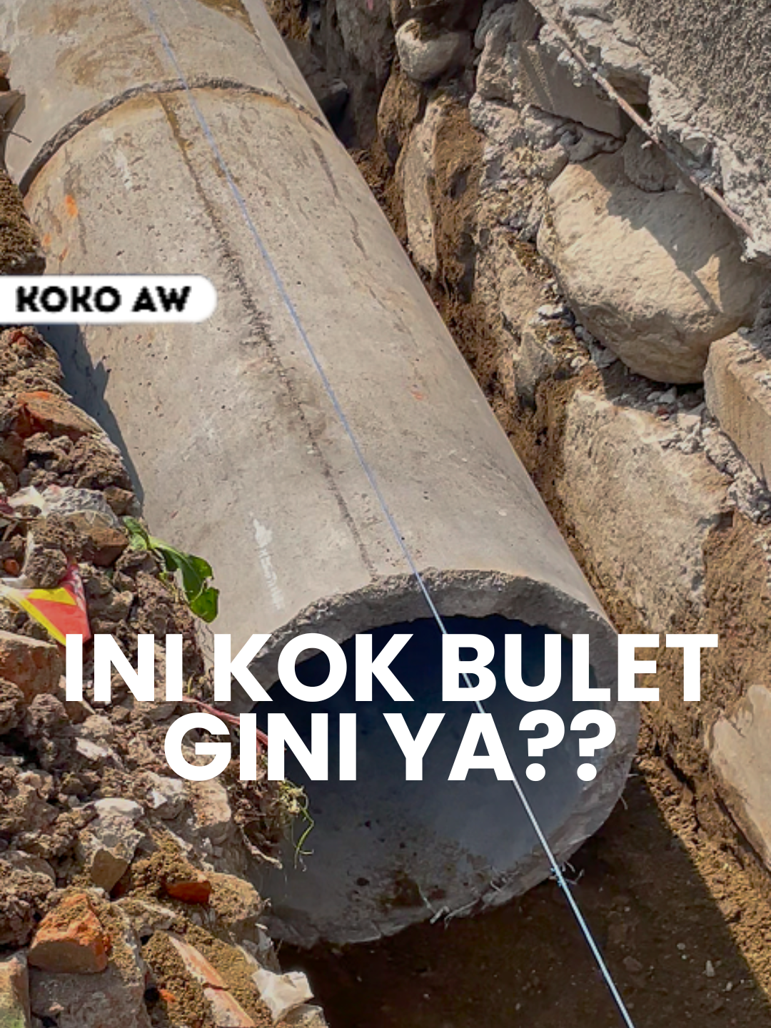 Pernah lihat selokan di proyek yang ada bulat-bulat di dalamnya dan bertanya-tanya untuk apa?  Ternyata itu adalah beton buis ukuran 60 cm, yang digunakan sebagai saluran drainase di lapangan padel. Kenapa pakai beton buis? Karena metode ini lebih efektif dalam menyalurkan air dan juga lebih hemat biaya dibandingkan metode lain.  Solusi praktis yang tetap menjaga kualitas dan fungsi drainase lapangan. #betonbuis #selokan #drainase #lapanganpadel #manajemenproyekkonstruksi #civilengineering #kontruksiproject #kontraktorindonesia #arsitekturbangunan #pembangunanproyek #siteengineering #engineeringindonesia #konstruksihandal #strukturkuat #progressproyek #qcproyek #drainasebangunan #materialbangunan #kontruksilapangan #pembangunanberkelanjutan #lapanganolahraga #proyekindonesia #infrastruktur #padel #kotamalang #malang #sports