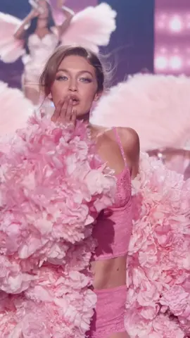 Bombshell look, bombshell woman. All eyes on @gigihadid 💖 #VSFS #VictoriasSecret #vsfashionshow 