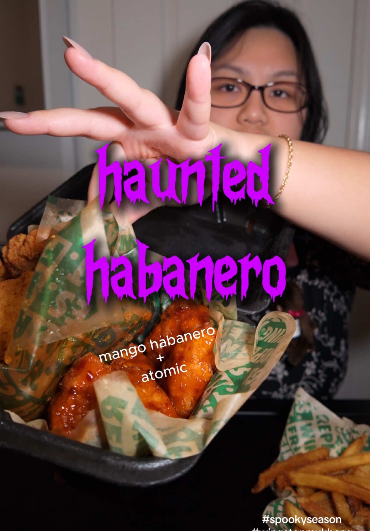This was actually really good I place this flavor 3rd for me 🤓☝️ also🚨 there’s a Wednesday spoiler in this vid 🚨 also @Wingstop pls bring back smoky chipotle 🫩 #mukbang #wingstop #halloween #newflavor #spooky 