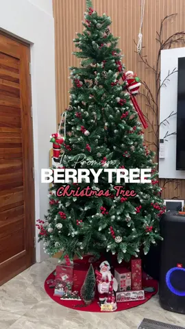 Umabot kami ng isang oras sa pagaassemble sa sobrang kapal ng branches at leaves nitong berry tree christmas tree na nabili ko dito 😅😍🌲 ang ganda ganda 🥺✨ #Bigchristmastree #8FTChristmasTree #Christmastree2025  #BerryTree #Christmastreewithdecorations 