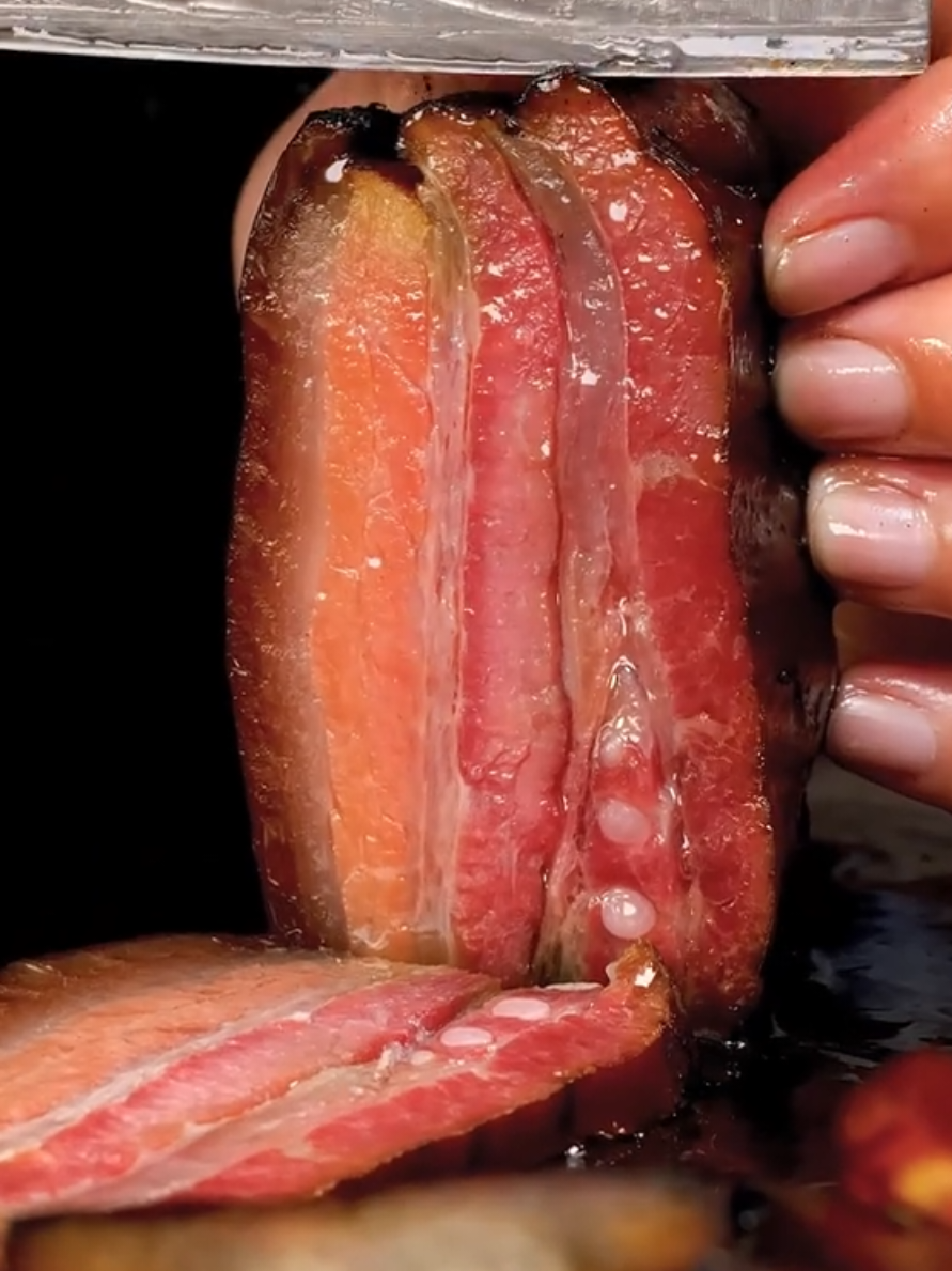 หมูน้ำค้าง  สูตรจีนยูนนาน รสชาติหอมอร่อย🤤 ไม่ซ้ำใคร  เป็นของดีของเด็ดของมณฑลยูนนาน  👩🏻‍🍳คนปรุงเป็นคนจีนยูนนานแท้ๆ ฉะนั้นรสชาติดั้งเดิมแน่นอน ซื้อไปแล้วนำไปประกอบอาหารง่ายมาก เพียงล้างให้สะอาด จะนำไปต้ม ทำข้าวผัด ผัดผักก็คือได้หมดทุกเมนูเลยค่ะ  🥓หมูน้ำค้างรสชาติจะออกเค็มนิดๆ มีกลิ่นเหล้าจางๆ#tiktokครีเอเตอร์🛒 #กินกับtiktok #กินกับtiktok #tiktok  #หมูน้ำค้าง  หมูน้ำค้าง  สูตรจีนยูนนาน รสชาติหอมอร่อย🤤 ไม่ซ้ำใคร  เป็นของดีของเด็ดของมณฑลยูนนาน  👩🏻‍🍳คนปรุงเป็นคนจีนยูนนานแท้ๆ ฉะนั้นรสชาติดั้งเดิมแน่นอน ซื้อไปแล้วนำไปประกอบอาหารง่ายมาก เพียงล้างให้สะอาด จะนำไปต้ม ทำข้าวผัด ผัดผักก็คือได้หมดทุกเมนูเลยค่ะ  🥓หมูน้ำค้างรสชาติจะออกเค็มนิดๆ มีกลิ่นเหล้าจางๆ