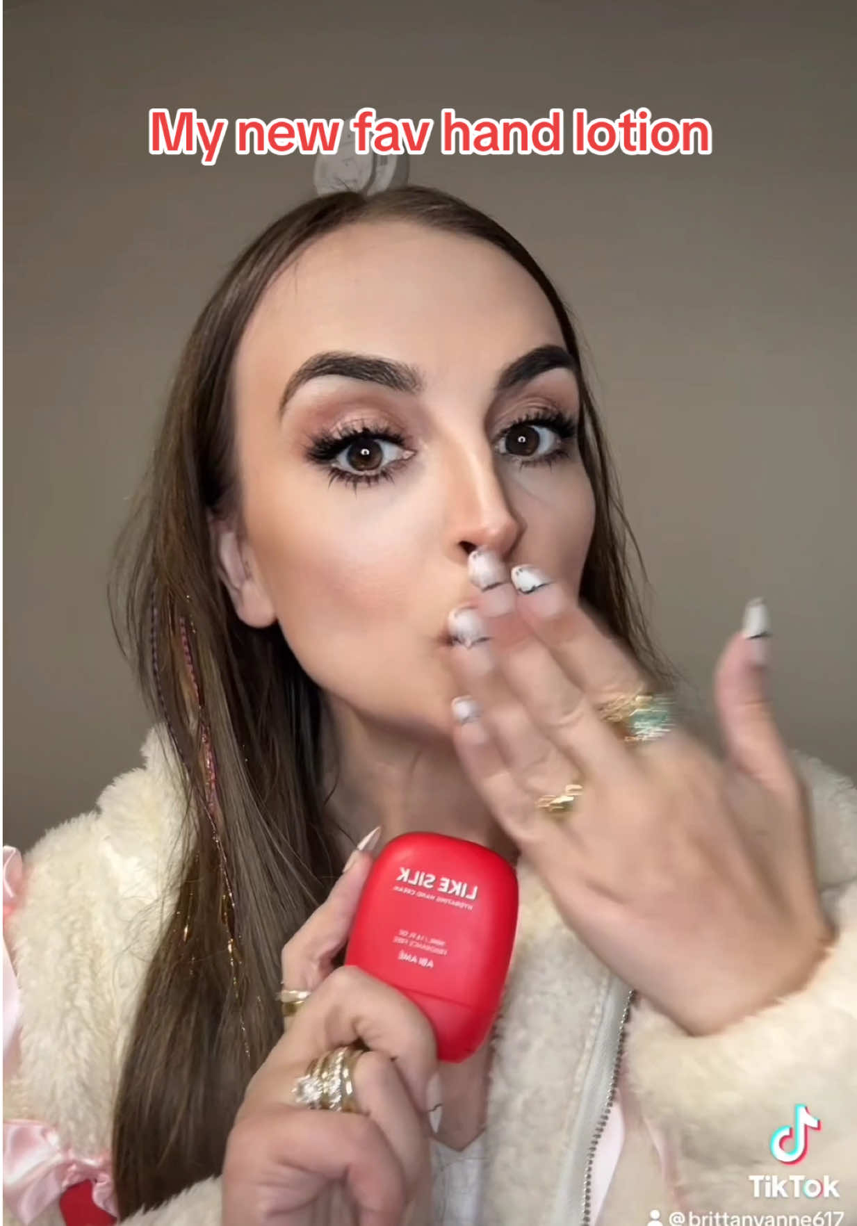 @ABI AMÉ Silk hydrating hand lotion! Perfect to throw in any wristlet, pocket or bag! #abiame #handlotion #silkhydration #whatsinmybag #bodycareproducts 