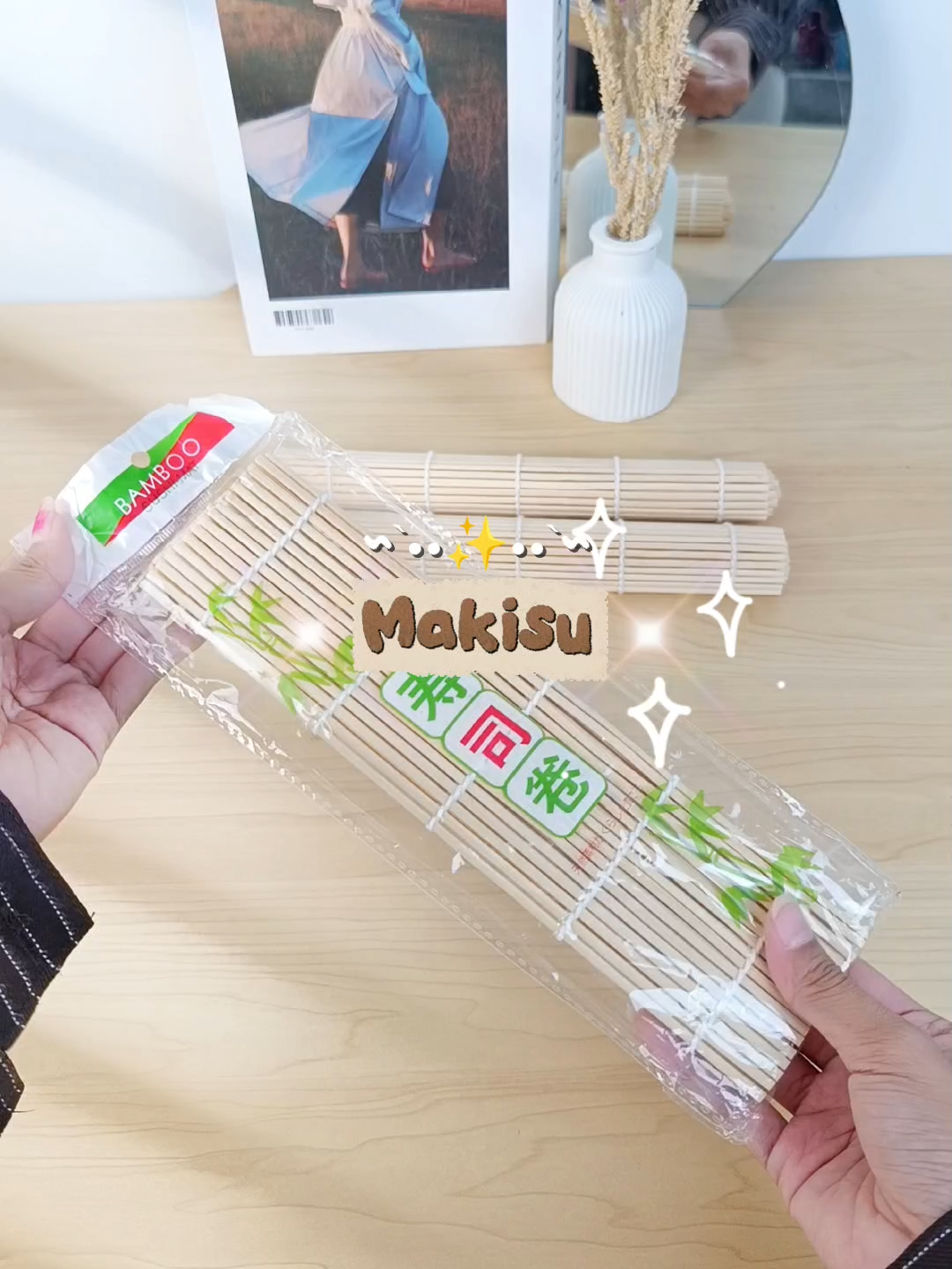 Mau bikin sushi tapi takut belepotan? Tenang, makisu ini siap bantu gulung rapi tanpa drama #Makisu #TikarBambu #PeralatanDapur #AlatMasakLucu #BikinSushiSendiri