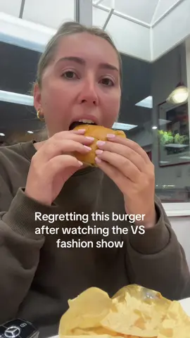 Burger was woth it #victoriassecret #vsfashionshow #innout 