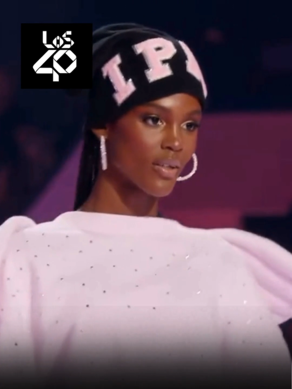 Así fue la pasarela de Valentina Castro, la primera colombiana en modelar en el Victoria's Secret Fashion Show😍🔥  #victoriassecret #vsfs2025 #modelaje #fashion #viral #los40colombia #fyp