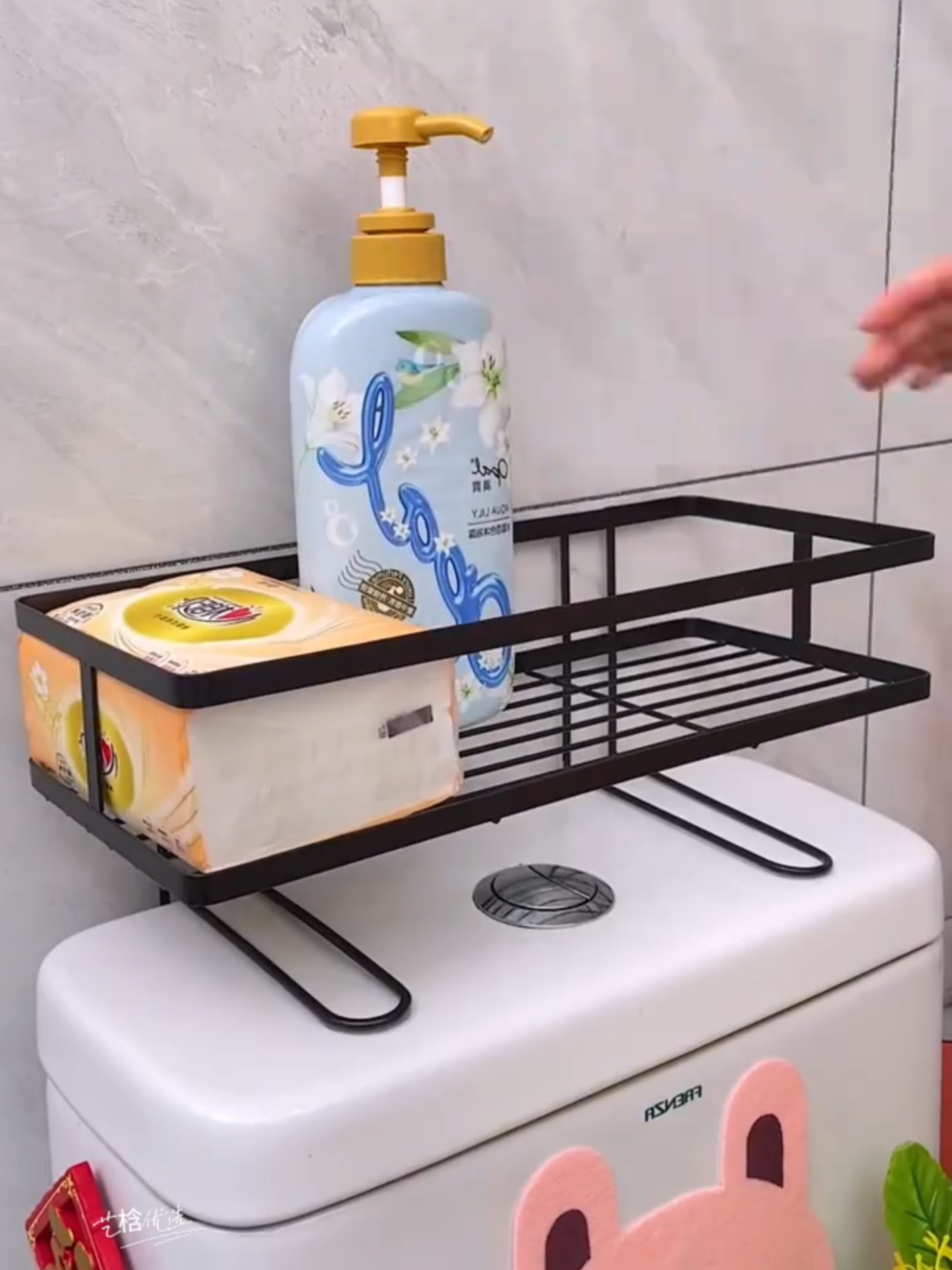 Say goodbye sa kalat sa banyo—ang toilet storage rack na ’to ay perfect para sa tissue, cleaning tools, skincare, at more! Space-saving design na puwedeng ilagay sa ibabaw o gilid ng toilet—maximize every inch ng CR mo. Matibay, easy to clean, at sobrang aesthetic—ideal sa dorm, condo, o family bathroom setup. Tunay na bathroom must-have para sa organized and stress-free na routine! #ToiletStorageRack #ToiletOrganizer #BathroomGoodies #StorageAndOrganizing #BathroomMustHaves #HomeEssentialsPH #OrganizedBathroomPH