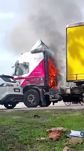 Tragedi 4/10/25 Kulai Km 26.5 arah utara Alhamdulillah masih diberikan peluang untuk bernafas. Api naik dri bawah cabin, terima kasih pada kereta yg hon hon saya. Maafkan saya punca jem panjang sampai skudai. Terima kasih semua pada yg terlibat. Semoga dipermudakan urusan.