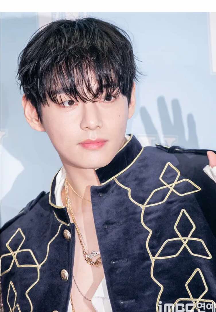 Literally a prince who straight out of the fairytale👑🧎🏻‍♀️#taehyung #v #btsv 