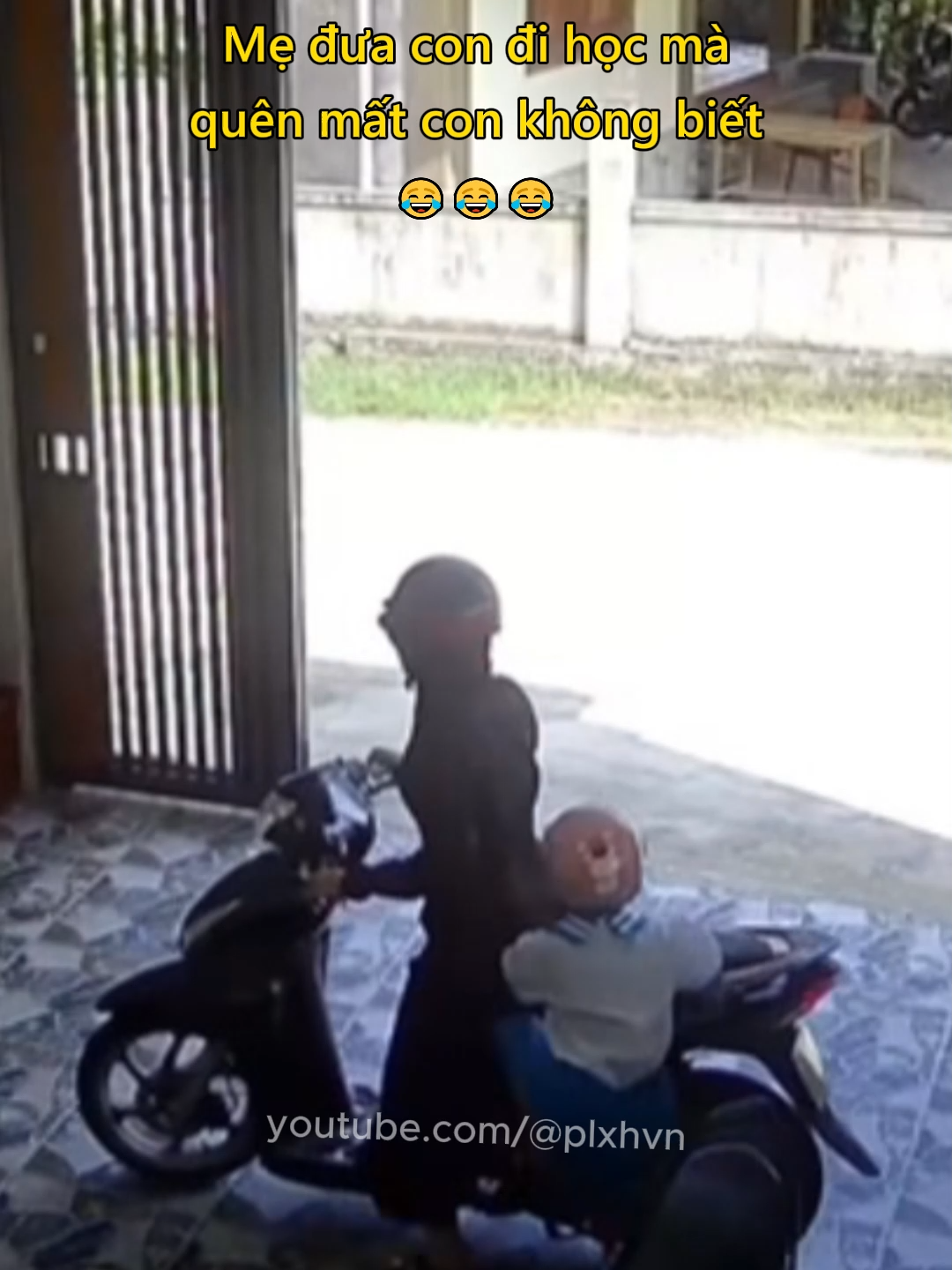 Mẹ đưa con đi học mà quên mất con không biết 😂 #giadinh #phunu #haihuoc #vuive #vuinhon #haha #plxhvn #phapluatxahoi