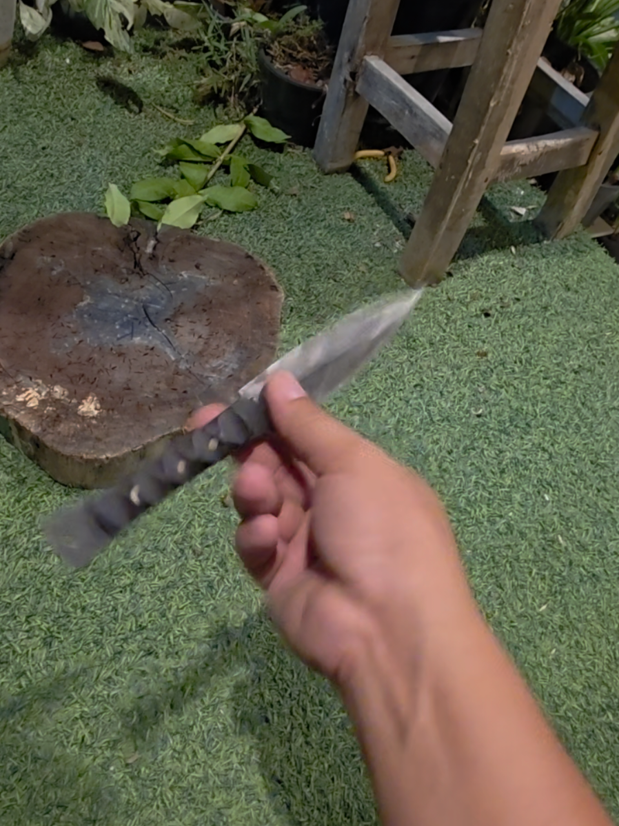 Knife spinning : How to spin a knife #knife #flip #throwingknife #tutroial #spin 