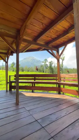 Buat yang nyari view gunung 😂 . . #kebuntehtambi #wisatadieng #wisatawonosobo #dieng #kawahsikidang