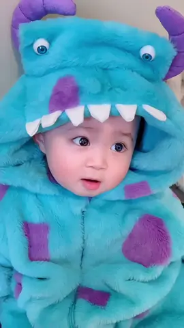 Mùa Đông mà có Cục Bông này ôm thì ấm phải biết Cô Chú ạ#embengoan #mevabe #embe #cutebaby #xinhngoanyeu 