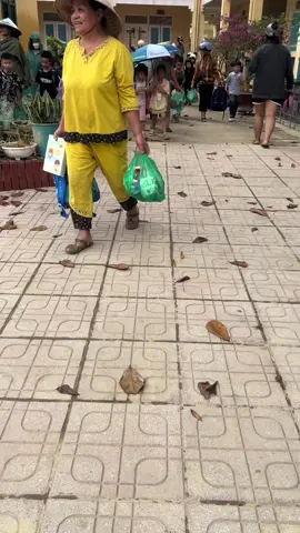 Đi đón con mà xúc động.cảm ơn đồng bào cả nước đã yêu thương Thái Nguyên nhiều vậy.sau cơn lũ dữ thiệt hại quá lớn nhưng được động viên bởi tinh thần dân tộc nên Thái Nguyễn sẽ cố gắng phục hồi lại.xin cảm ơn