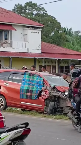 Telah terjadi kecelakaan antara dua mobil di Rimbo Panjang Punggasan, Kecamatan Linggo Sari Baganti, Kabupaten Pesisir Selatan, Kamis (16/10/2025). #pedulipessel #pesisirselatan #pessel 