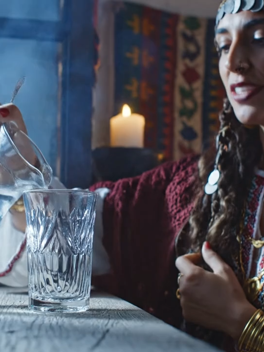 Deixe um copo com água e açúcar na janela e diga ‘Que a doçura entre e o ódio saia.’ O ambiente vai muda #amor #cigana #tarotok #cartomante #cartomanteonline #raizcigana #umbanda