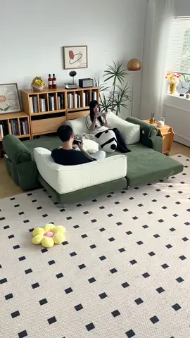 下班癱倒的瞬間，才知道什麼是天堂✨ 像跌進一大塊蓬松的奶油泡芙里🧁 這座沙發溫柔地接住了所有疲憊 坐下去就不想起來，是每日最期待的小確幸 🏠 小空間的變身魔法！ 輕輕一拉，秒變舒適單人床 朋友留宿、午後小憩，它都能輕鬆搞定 底部還有隱藏儲物空間，換季被褥、閒置雜物通通藏起來 告別擁擠與將就 用一張「奶油泡芙沙發床」 把每一平米都變成理想生活的模樣💕 #小空間大格局[話題]# #省空間[話題]# #居家好物推薦[話題]# #折疊沙發床[話題]# #多功能沙發床[話題]# [話題]# [話題]#   🌟 ↓點擊帶走空間自由↓   👉：https://shopee.tw/gwenya8 （留言“+1”秒回下單信息 關注IG @yookiwarehouse_tw獲取更多可愛好物🎀）   視頻源網絡，版權歸原作者，聯繫即刪