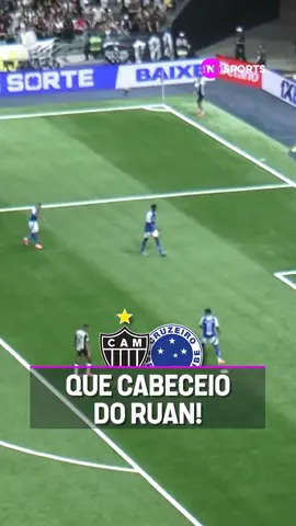 O RUAN DEIXOU TUDO IGUAL! 🐓 EXISTE GOLAÇO DE CABEÇA SIM! O jogador do Galo voou e acertou a coruja nessa finalização pra empatar a partida contra o Cruzeiro! #BrasileiraoBetano #Futebolbrasileiro 🎙️: @octaviobuzz