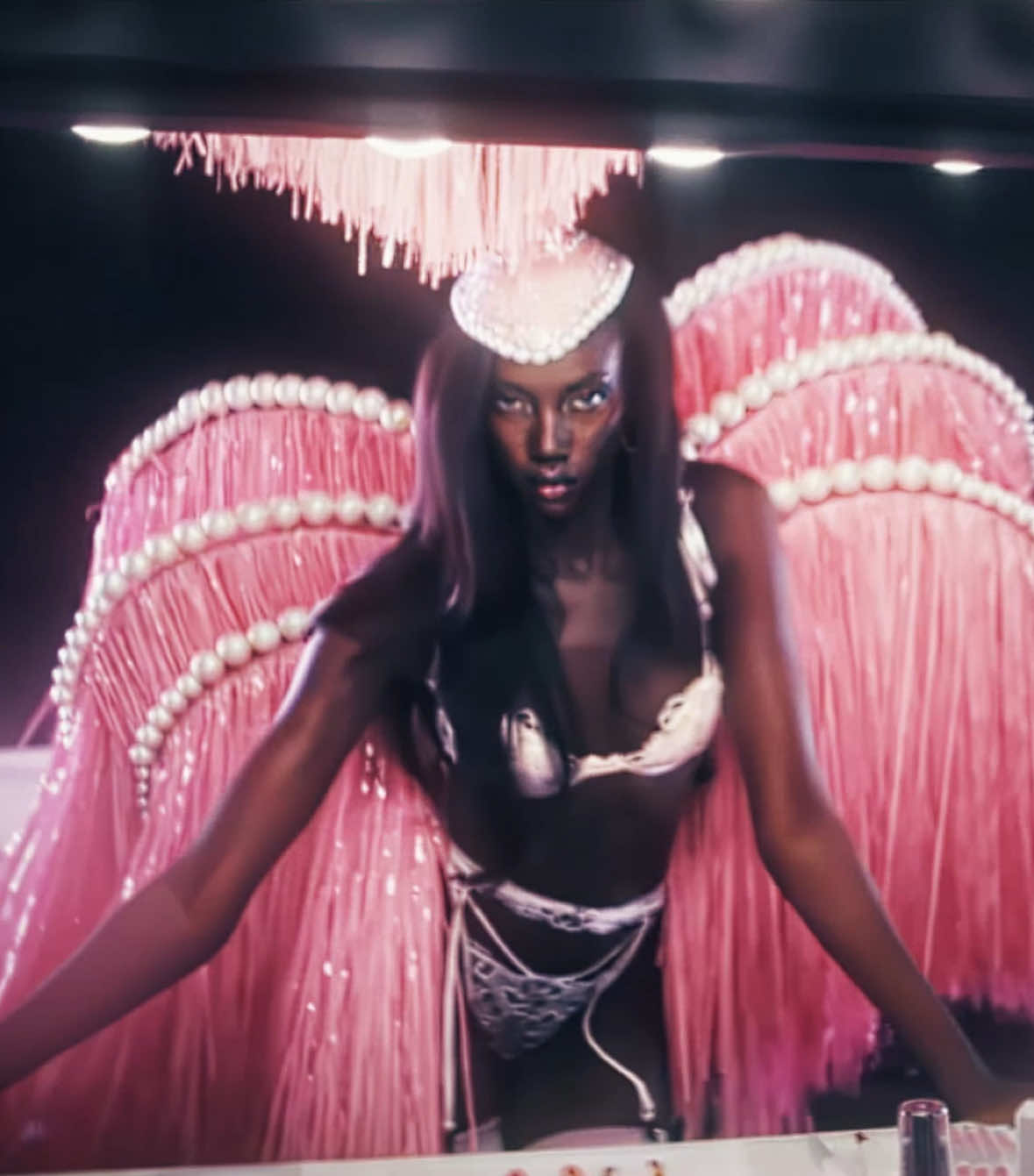 she proves once again why she is the most beautiful woman in the world (Anok yai foi VS25) #anokyai #edit #victoriasecretshows #angel #victoriassecretfashionshow 