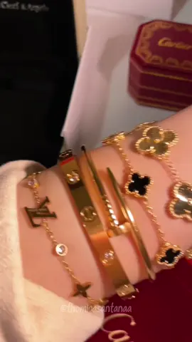 O kit de pulseiras da Virgínia em aço inoxidável tá um luxo! 💫 Não escurece, brilha como joia cara e o preço tá surreal 🥰 🔥 Corre na sacolinha laranja antes que acabe! ♥️ #acessorios  #virginiafonceca #virginia #pulseiras #açoinoxidável 