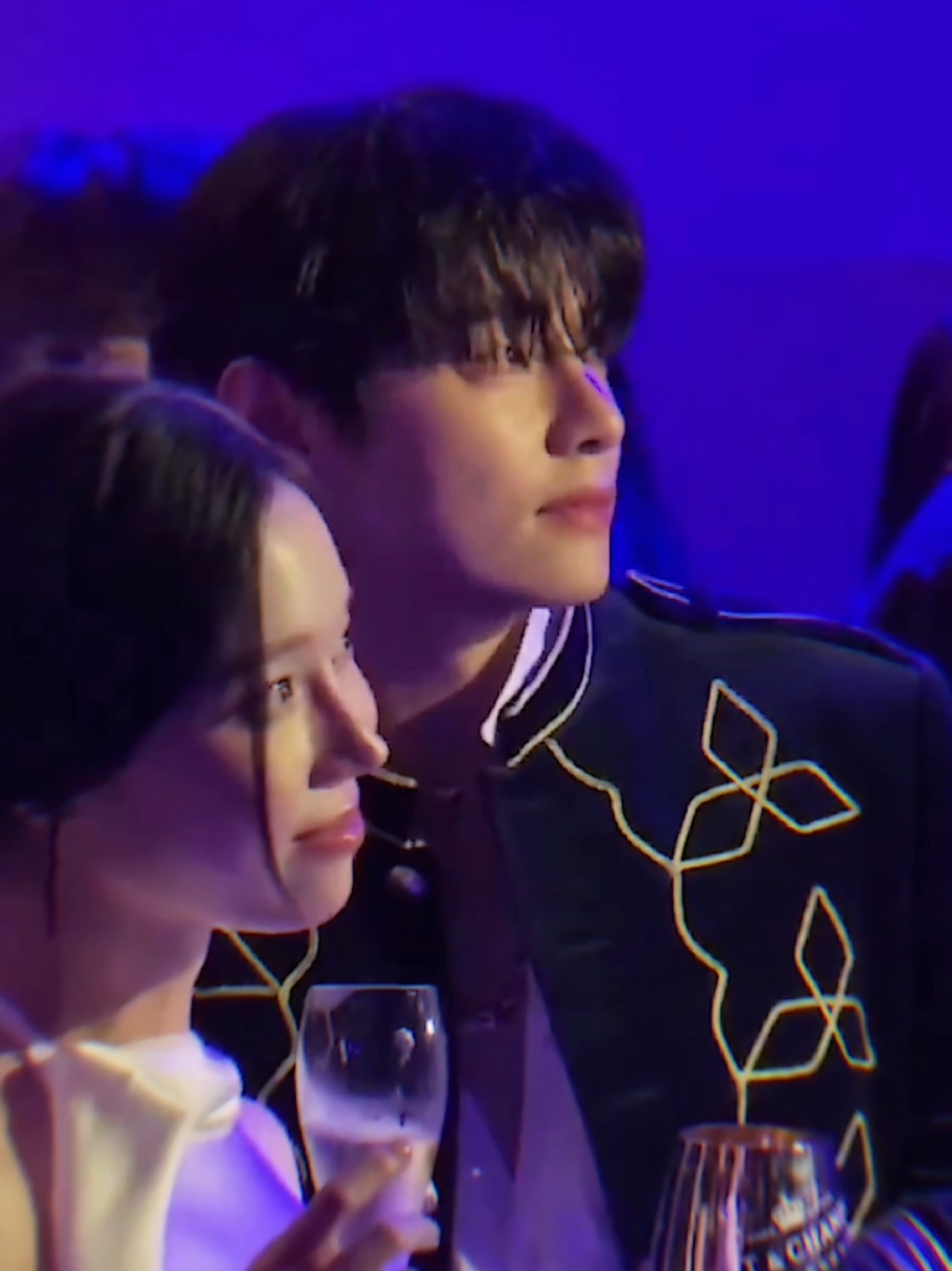 setelah ngobrol bareng lanjut foto bareng, beneran bestie 🤏😭 #taehyung #winter 