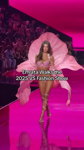 #Emrata was in full bloom on the 2025 #VSFashionShow runway