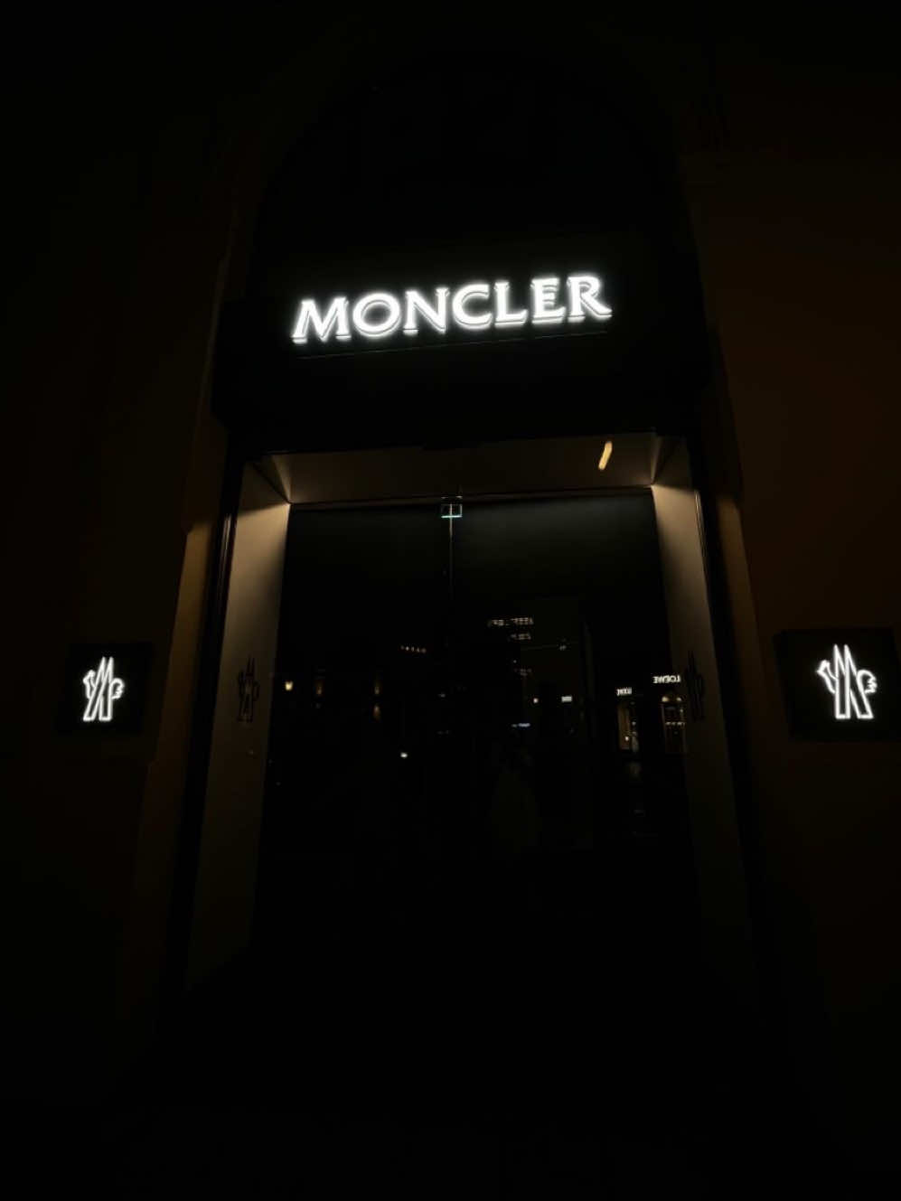 Áo khoác phao Moncler có mũ #shirt #moncler #quanaoquangchau #oderquangchau #ductoanquangchau 