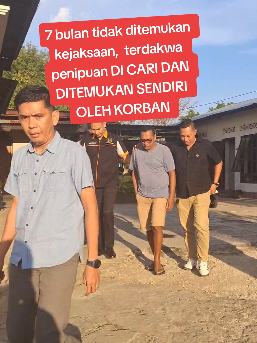 Jadi semenjak putusan Mahkamah agung tanggal 17 Maret 2025, Pelaku penipuan jual beli rumah di kota kupang belum  di tangkap dan di tahan oleh kejaksaan,  dengan alasan terdakwa tidak di temukan.  tapi  tanggal 14-10-2025,  Saya dan kaka saya,  kami yang sebagai  korban mencari sendiri dan MENEMUKAN Pelaku berada di rumahnya.  inilah negeri konoha,   harus kita yang sebagai korban mencari sendiri baru bisa di tangkap.  #kupangviral #nttviral #kasusviral 