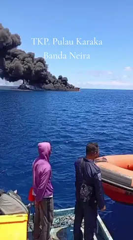 Insiden kembali terjadi di perairan laut banda neira, tepatnya di menara Mercusuar, sebuah kapal/motor minyak mengalami karam tiba tiba, disertai kebakaran hebat, kapal/motor ini bermuatan BBM, informasi yang dihimpun masyarakat , peristiwa ini terjadi pada tanggal 16 Oktober 2025 sekitar pukul 10.00 WIT.. belum siketahui ada berapa banyak kerugian yang ditaksis, dari TKP , S.U melaporkan. #kebakarankapalmotordibanda #kapalterbakarhariini  #bandaneiramaluku  #lautbandapunyacerita⚓⚓ 