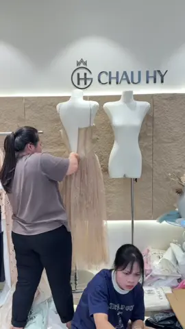 👗 Nâu trầm hay Kem ngọt? Cùng một thiết kế corset cao cấp từ CHÂU HY, nhưng mỗi màu mang một thần thái riêng: ✨ Nâu – thanh lịch, quyến rũ, trưởng thành ✨ Kem – nhẹ nhàng, tinh khôi, đầy nữ tính Chất ren nhập, phom dáng tôn eo – hoàn hảo cho tiệc, chụp ảnh hoặc khoảnh khắc đặc biệt của riêng bạn. #chauhyninhhiep #chauhydesign ##outfit #viral 