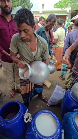 Catadores de leche #leche #catador #comidacallejera #india #higiene 