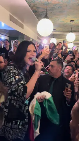 Víveme @Laura Pausini @Aldo T De Nigris @saladedespecho #saladedespecho #LauraPausini 