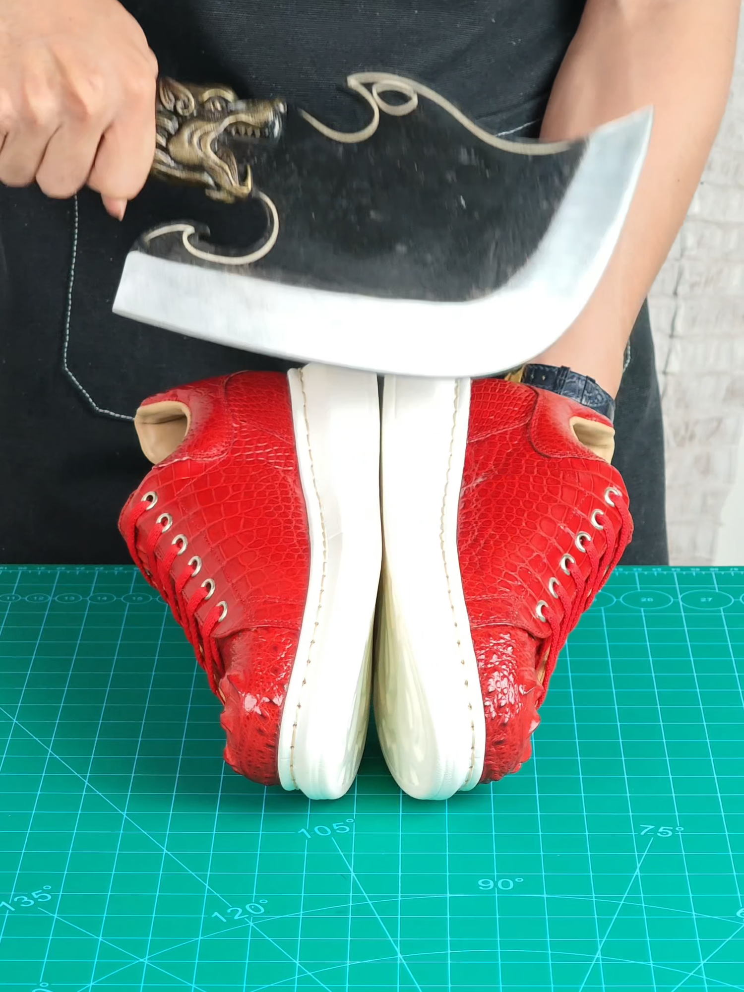 Giày sneaker da c.á s.ấu, màu đỏ nâng tầm phong cách #dodathucong #handmadeleatherbag #khautay #leathercraft #diyproject #handmade