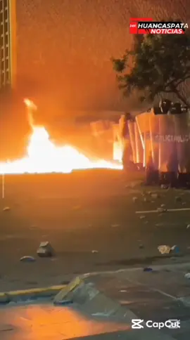 #HuancaspataNoticias #últimahora  | LANZAN PIROTÉCNICOS CONTRA AGENTES POLICIALES EN MARCHA DE LA GENERACIÓN Z|| Manifestantes arrojaron pirotécnicos contra los efectivos de la Policía Nacional durante la movilización en el centro de Lima. Los agentes respondieron con bombas lacrimógenas para dispersar a los protestantes, en medio de la tensión y los reclamos contra el gobierno. Sigue en #HuancaspataNoticias para más información. #CongresoDeLaRepublica #presidente 
