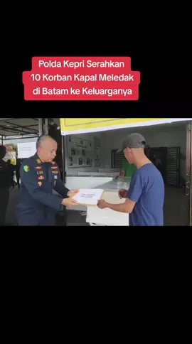 Polda Kepri Serahkan 10 Korban Meninggal kepada Keluarga Tepat pukul 08.15 WIB, Kamis (16/10/25), Pihak Rumah Sakit Bhayangkara Polda Kepri memulangkan sebanyak 10 korban meninggal dunia akibat kejadian meledaknya kapal Federal II di PT ASL yang diserahkan langsung oleh Kabid  Dokes Polda Kepri Kombes Pol M Zakir.  Dalam keterangan Sementara, 8 jenazah dihantarkan ke kampung halaman dan 2 jenazah dimakamkan di Kota Batam #kapal #kapalmeledak #batam #kepri 