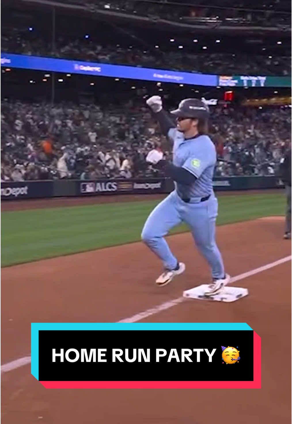 The Blue Jays have hit FIVE home runs tonight! #ALCS #MLB #postseason #homerun #toronto 