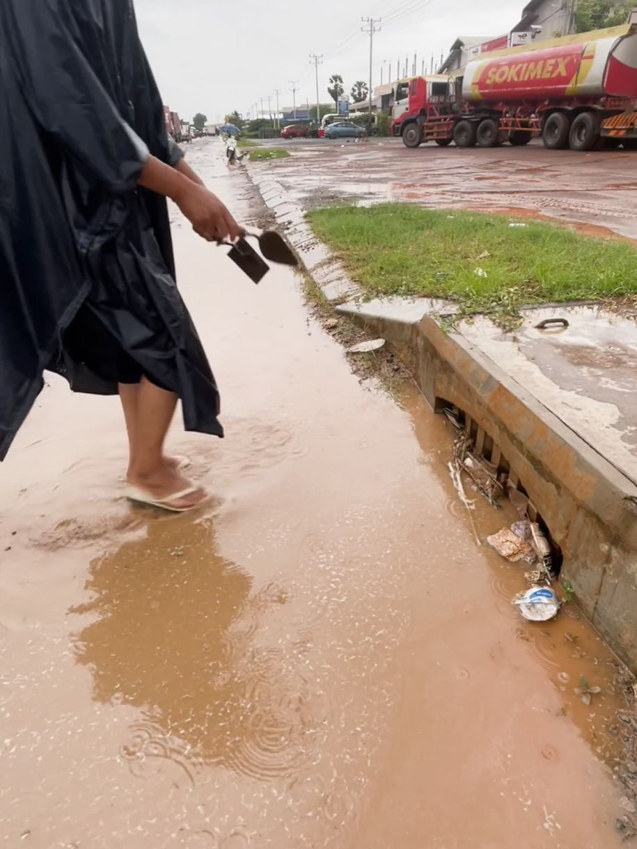 Remove plastic waste that clog drain on the street #remove #culverts #foryou #trending #uncloggingdrains 