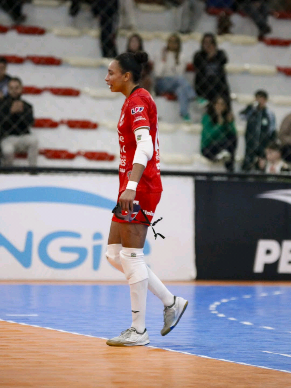 só os goleiros entende 😅⚽ . . Gostou desse post ? .  ❤ Curta; 💬 Comente; 📲 Compartilhe com seus amigos; 📣 Ativa as notificações pra não perder nenhum post. #goleirodefutsal #futsal #atleta #conteudo #goleiro 