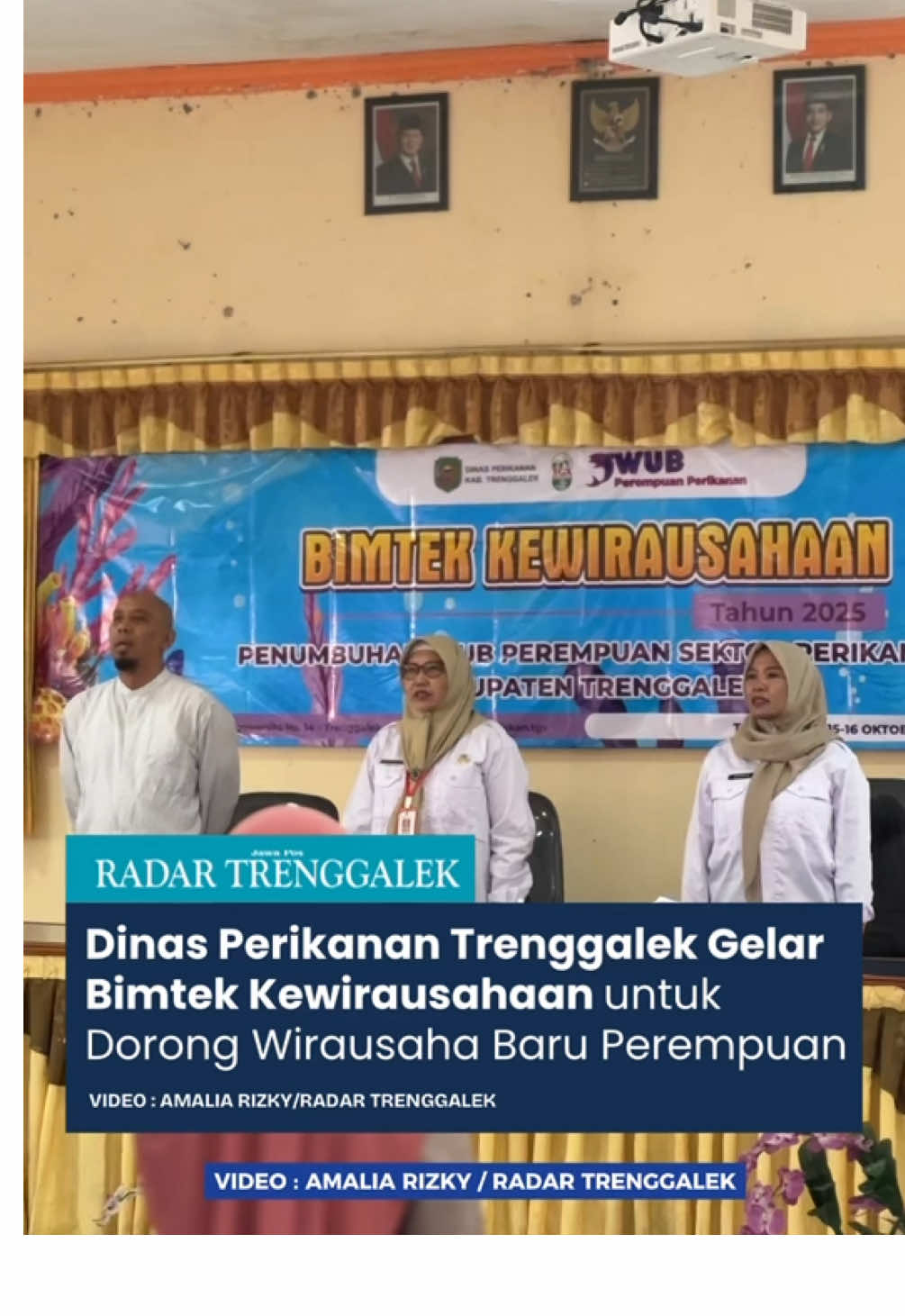 Perempuan kini tak hanya berperan di dapur, tapi juga menjadi motor penggerak ekonomi di sektor perikanan.  Hal ini terlihat dalam kegiatan Bimbingan Teknis (Bimtek) Kewirausahaan Penumbuhan Wirausaha Baru (WUB) Perempuan Sektor Perikanan, yang digelar selama dua hari, 15–16 Oktober 2025, di Aula Balai Benih Ikan (BBI) Trenggalek. Acara yang diselenggarakan oleh Dinas Perikanan Trenggalek ini menjadi wadah pembekalan keterampilan wirausaha bagi para perempuan. Yakni yang ingin mengembangkan usaha di bidang perikanan, mulai dari pengolahan hasil laut, budi daya ikan, hingga pemasaran berbasis digital di Trenggalek. Selengkapnya baca: https://trenggaleknjenggelek.jawapos.com/berita-daerah/2596705492/dinas-perikanan-trenggalek-gelar-bimtek-kewirausahaan-untuk-dorong-wirausaha-baru-perempuan =========================== . #radartulungagung #radarblitar #radartrenggalek #trenggalek  #jawapos              