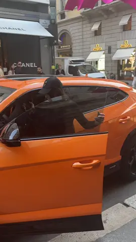 💥📸 @Elettra Lamborghini  Con la sua Lamborghini Urus 🧡 nella via più lussuosa del mondo …#montenapoleonedistrict  #elettra #elettralamborghini #lamborghiniurus #lamborghini 