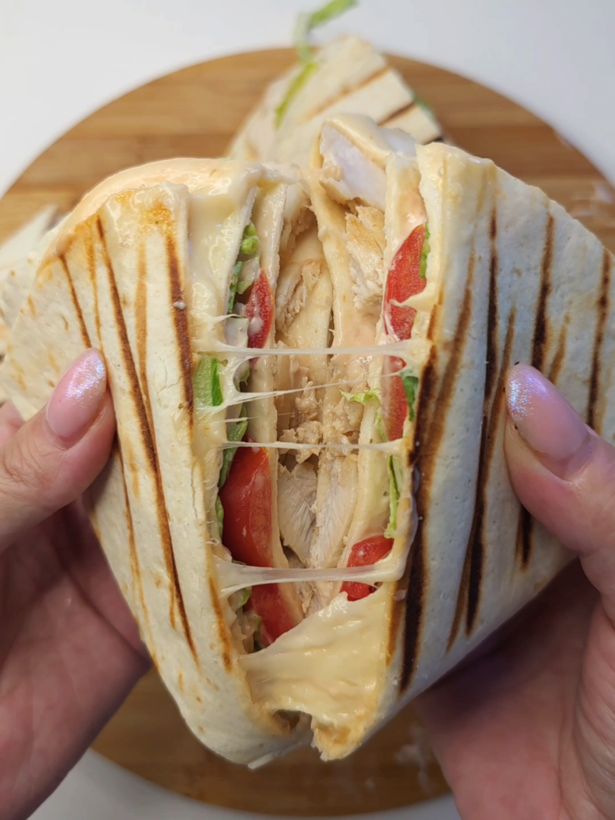 Тортилья с курицей и помидорами 🌮 Ингредиенты: Лепешки тортильи Филе куриное  Помидоры  Сыр твёрдый  Соус: майонез + кетчуп  Пекинская капуста  соль Для соуса смешать майонез и кетчуп. Куриное филе посолить, поперчить и обжарить на сковороде до готовности. Нарезать тонкими ломтиками филе и помидор. Пекинскую капусту мелко нарезать, сыр натереть. Лепёшку надрезать с середины. Смазать соусом, на одну четверть выложить филе, пекинскую капусту, помидоры, сыр и свернуть. Обжарить с двух сторон. Приятного аппетита ❤️  #тортилья #рецепт #филе #закуски #завтрак #простыерецепты #рецепт #быстрыерецепты 