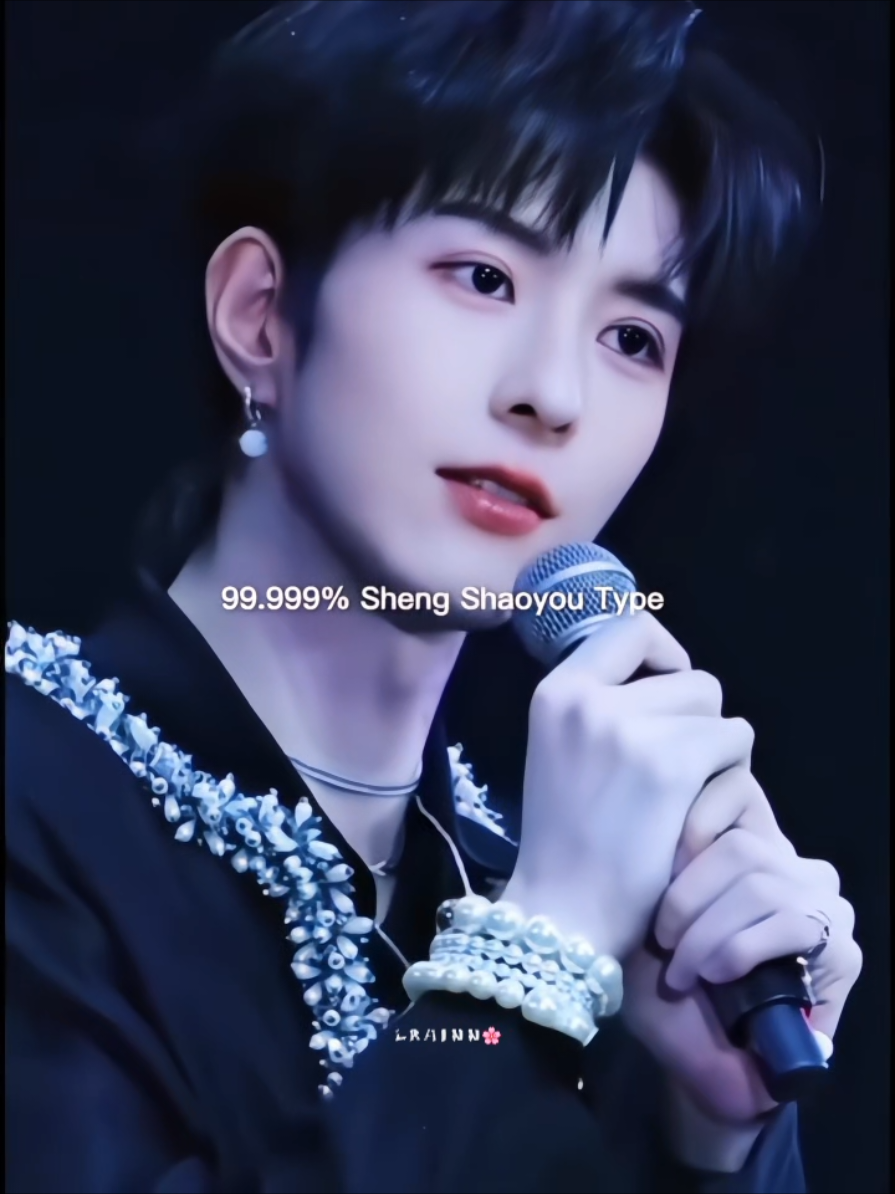 Crying, big eyes, red lips, bright skin and must be beautiful.. He's so omega coded✨️🎀💕💕. #kipukaqiu #abodesire #huangxing #xingqiu #qiudingjie 