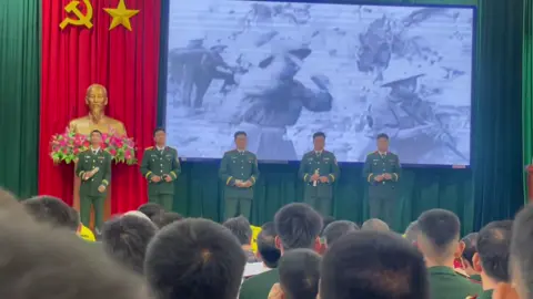 ở đơn vị được 4 năm rồi mà lần đầu tiên hát bài này
