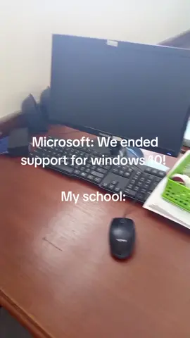The only Windows 7 in this school🙏🤑 #Microsoft #windows7 #windows10