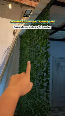 Daun rambat sintesis penutup teras biar tidak tampias dengan tampilan minimalis dan natural #daunsintetis #tampias #pagardaun #daunrambat 